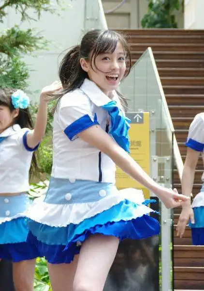 桥本环奈美得就像个小天使,就像从少女漫画里走出来一样