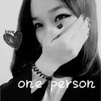 一种黑白qq皮肤女生带英语字那个女生摸着嘴巴的