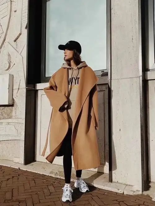 喜欢欧美大女人风穿搭,试试卫衣大衣,混搭叠穿时髦帅气