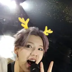 含鹿的女生头像嘴上