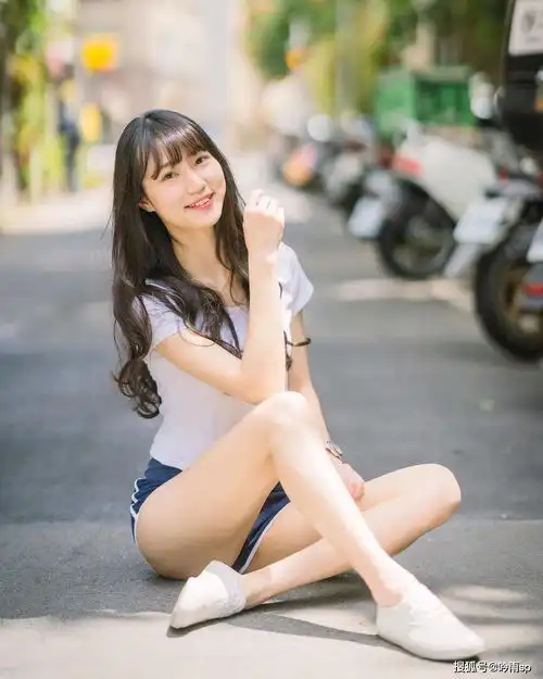 运动服美女,一双美腿引人注目