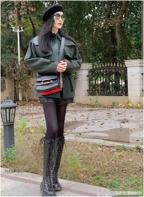 不愧是范爷露背衣搭阔腿连体裤霸气有范,帽子却暴露少女心