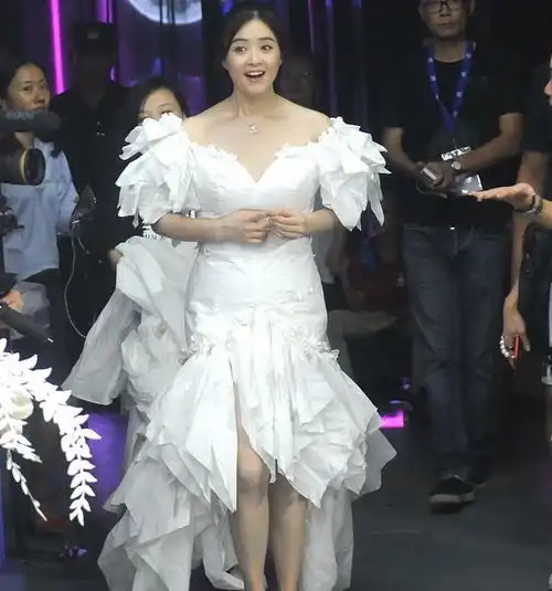 蒋欣穿白色礼服裙出席活动,换拖鞋一身轻松展笑容