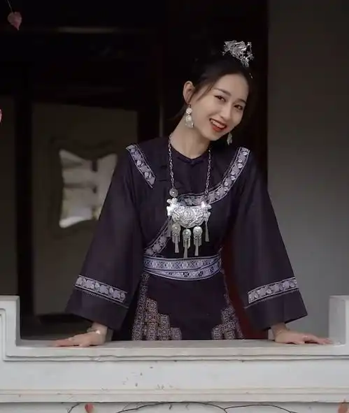美不美难得一见的少数民族服饰,95后女孩演绎国风之美