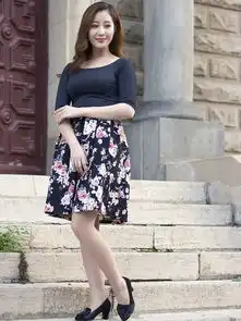 街拍女生身材不错,演绎成熟唯美的碎花穿搭,让人大饱眼福

