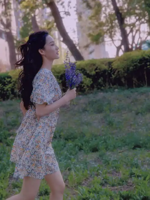 为什么别人穿碎花裙好看借鉴女明星的穿搭思路,够你美一整夏