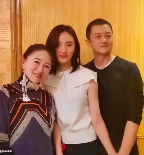 海哈金喜拍视频,爆出与李亚鹏的婚姻危机,被曝欠款增加10倍