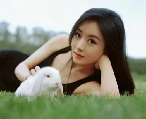 赵丽颖现在真变不少,穿身黑色裙装不再少女,看着老练有气质