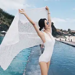 气质美女穿白色蕾丝泳衣,简直美得不可芳物