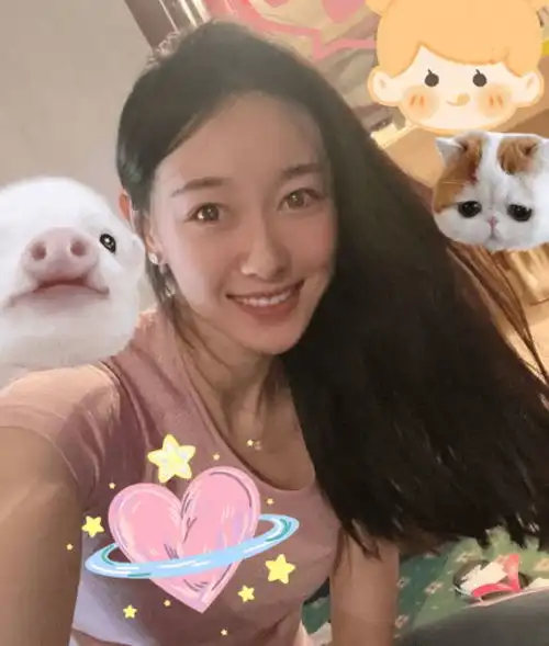 孙一文一面是左撇子女剑客,一面是爱笑甜美女神
