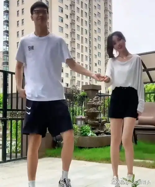 河南一母子被误会成情侣,40岁妈妈看似妙龄少女跟儿子一样18岁