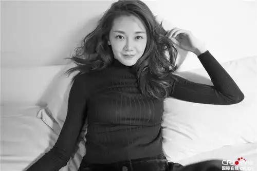 美翻芳华女主冯女郎苗苗黑白写真大秀好身材