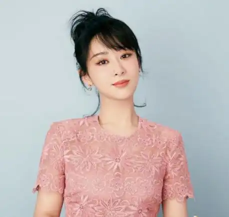 杨紫穿粉色长裙秒变樱花少女,看到她的全身照,摄影师扣工资