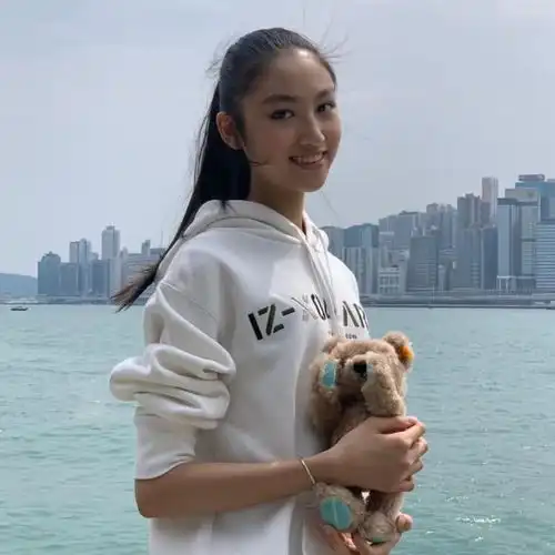 任达华夫妇为女儿庆生,15岁任晴佳身材瞩目,不当超模太可惜了