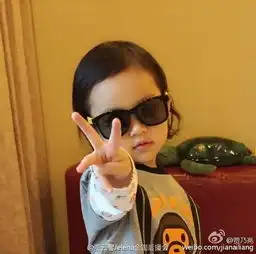 甜馨捏贾乃亮厚嘴唇床上玩嗨网友幸好没遗传