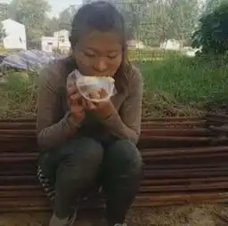 抖音水泥女孩走红,洗干净身上的污渍后,网友妈,我要娶她