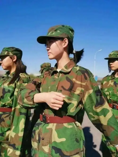 那年,他给大学生军训,被一女生追求,临别前二人私自外出受处分