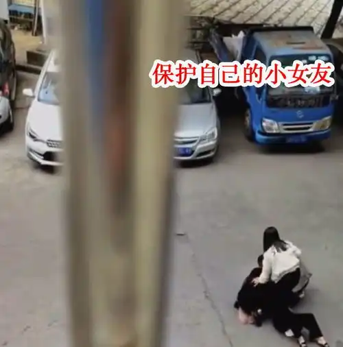 丈夫跟女友在小区招摇过市,妻子气不过来要说法,结果被丈夫暴打