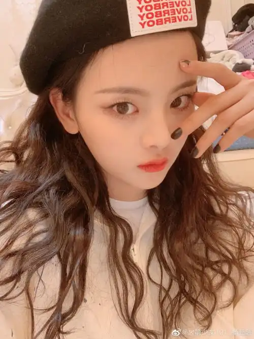 杨超越牙疼疼到上头彻夜未眠,但也阻止不了耍酷,全副武装的酷女孩