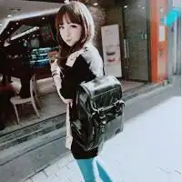 背着一个包的女生头像