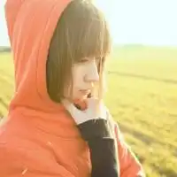 戴帽子与衣服相连的侧面帅气女生非主流头像