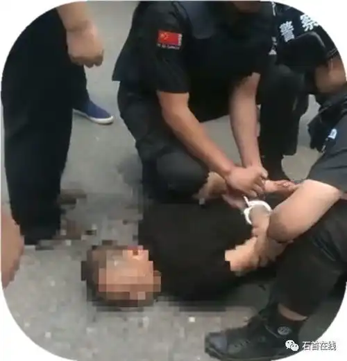 湖北又出现笨贼,两把菜刀抢银行......