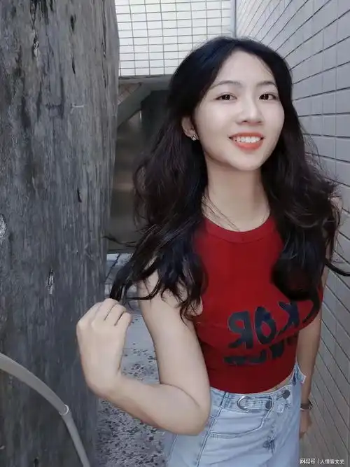 一颦一笑,甜美优雅的美女
