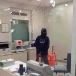 河北歹徒蒙面持铁锤抢劫银行现场曝光