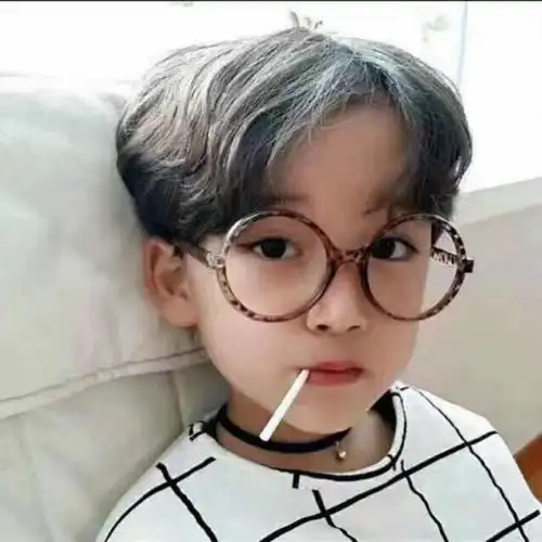 我前男友的头像昨天换成了图一,然后我把自己的头像换成了图二,然后晚上的时候发现他又把头像换成了图三