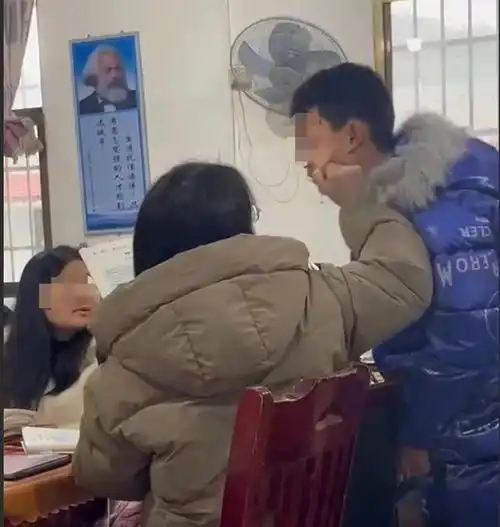 越闹越大殴打学生女老师真容曝光,停职调查官方介入,悔不当初