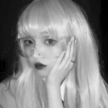 超奈斯的女头像黑白,青涩时光走向白发苍苍