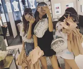 李嫣大浓妆逛夜店又是乌龙太尴尬,13岁浓妆艳抹打扮更潮过王菲