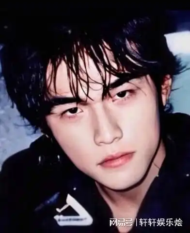 年轻时的周杰伦还挺帅,小时候咋没发现...