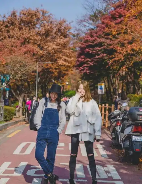 高圆圆庆生素颜露面,与闺蜜一起吃火锅撸串,39岁的她依然宛若少女