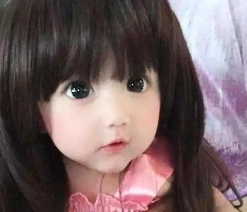 小女孩因眼睛大被说是假人,看了妈妈照片后,网友这也太漂亮了
