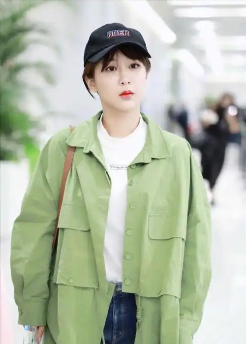 杨紫越来越甜美了嫩绿色风衣配白上衣清新可爱,少女感十足