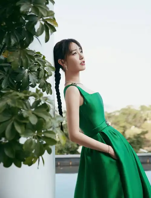 36岁白百何依旧女神,一身碎花波点混搭裙,复古优雅好气质