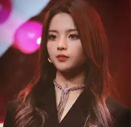 一直不理解杨超越的颜,当火箭少女都变波浪卷后,网友眼光真毒