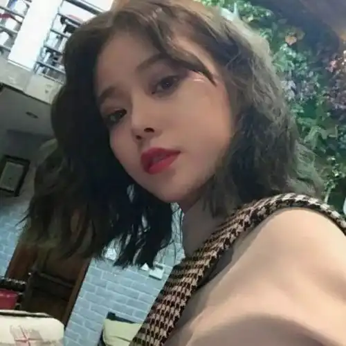 qq头像女短头发发型