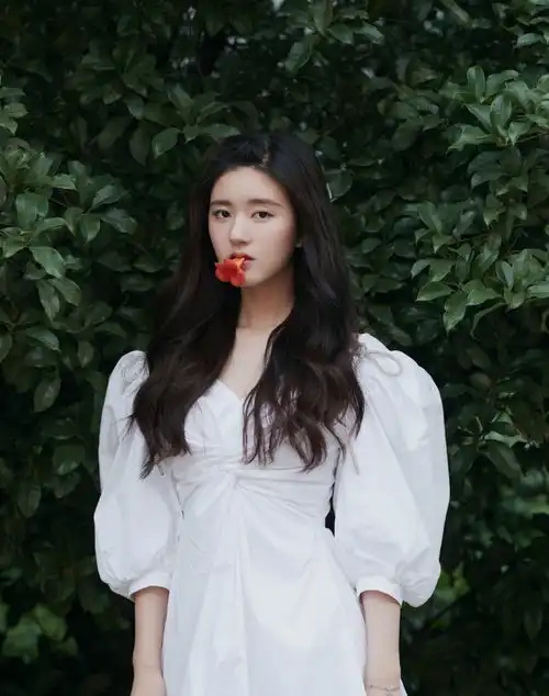 为何赵露思被称初恋女孩看清她穿白色连衣裙,我想我是心动了