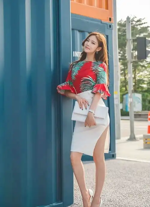 时尚街拍小姐姐的美,靠的就是这花衬衣搭配上那个开叉裙