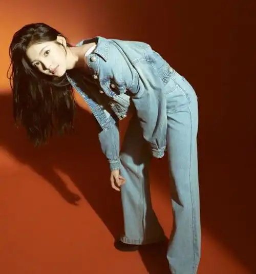 章若楠是氧气美女,一脸淡妆拍杂志,美得清新脱俗