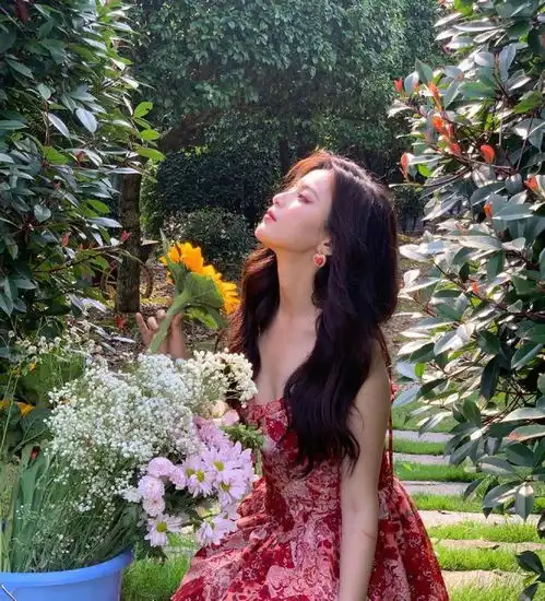 杨超越的狐妖造型美翻了,穿红色碎花吊带裙,让人心动