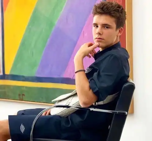 贝嫂时装秀一家助阵,小七戴定制口罩手臂粗得过分,长子只顾陪妻