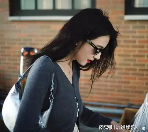 45岁女星高圆圆陪闺蜜逛街披头散发穿着随性,打扮年轻似少女