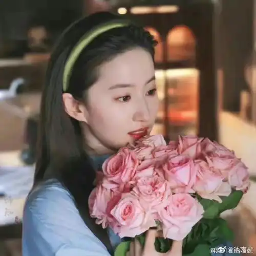 杨幂鲜花封面大片,是心动的感觉啊