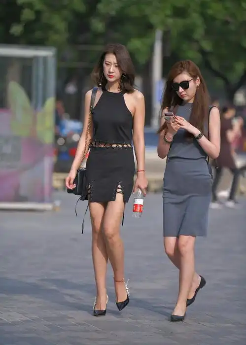 黑珍珠美女身穿黑色裙子,中间镂空的设计太独特