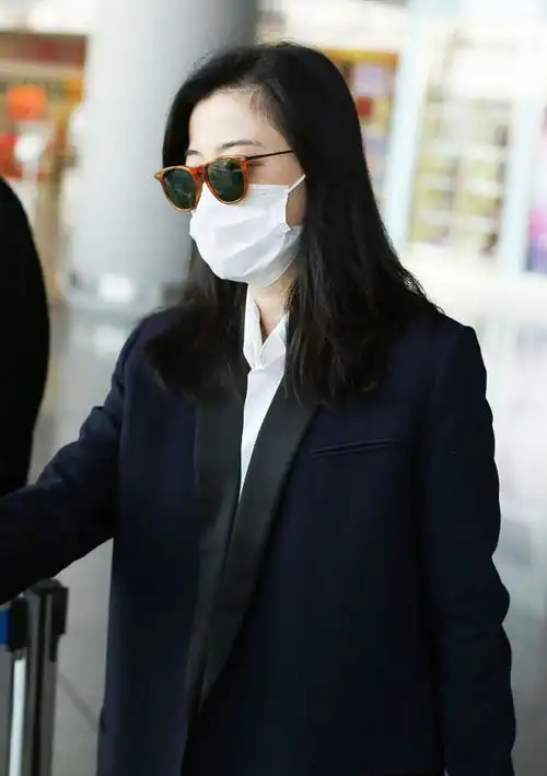 梅婷现身走机场,长大衣配4万2包有气场,穿小瘦裤45岁小腿好细