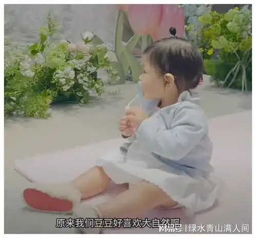 程晓玥女儿周岁宴,小姑娘手抓算盘女承母业亲妈承诺将事业做大