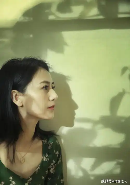 40岁高圆圆女神范依旧白t搭阔腿裤变五五分身材,抗住死亡俯拍